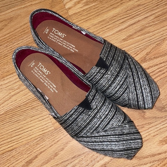 TOMS Silver and black metallic classic shoe Size 7 - Picture 1 of 9